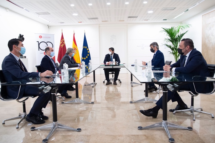 López Miras se reúne con el decano del Colegio de Economistas de la Región, Ramón Madrid (3)