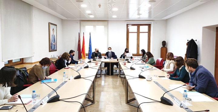 El consejero de Transparencia, Seguridad y Emergencias, Antonio Sánchez Lorente, presidió esta mañana la Comisión Interdepartamental de Transparencia, órgano encargado de impulsar y coordinar en la Administración Regional la implementación en esta materia, reunido esta mañana en el palacio de San Esteban