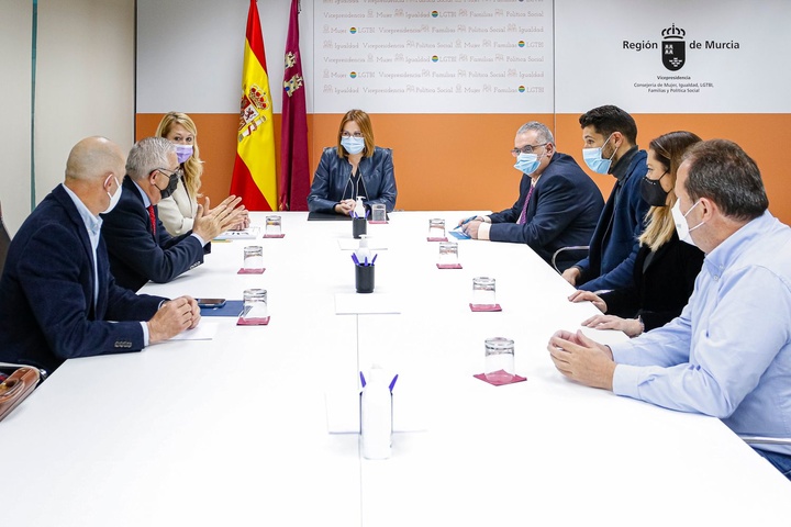 Reunión de la consejera de Mujer, Igualdad, Personas gays, lesbianas, bisexuales y transexuales, transgénero e intersexuales, Familias y Política Social, Isabel Franco, con los representantes de las asociaciones de residencias de mayores de la Región de Murcia (Arsalu, Lares y Adermur)