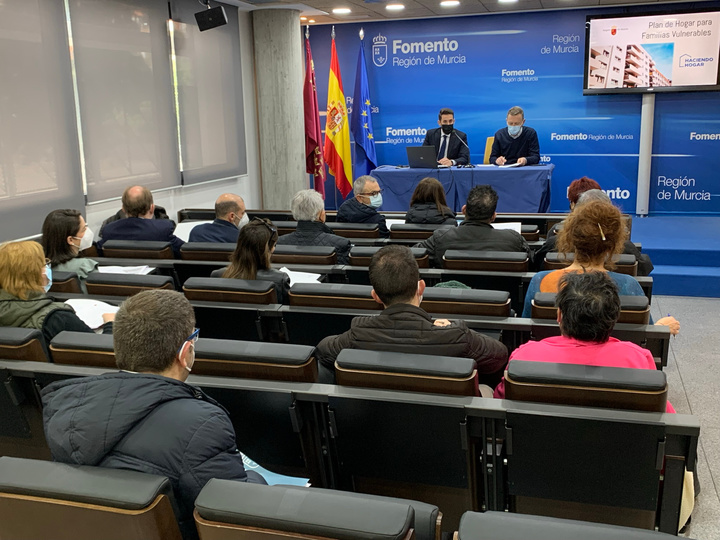 El director general de Vivienda, José Francisco Lajara, presenta a representantes de 11 Organización no Gubernamental las ayudas del `Plan de hogar para familias vulnerables´