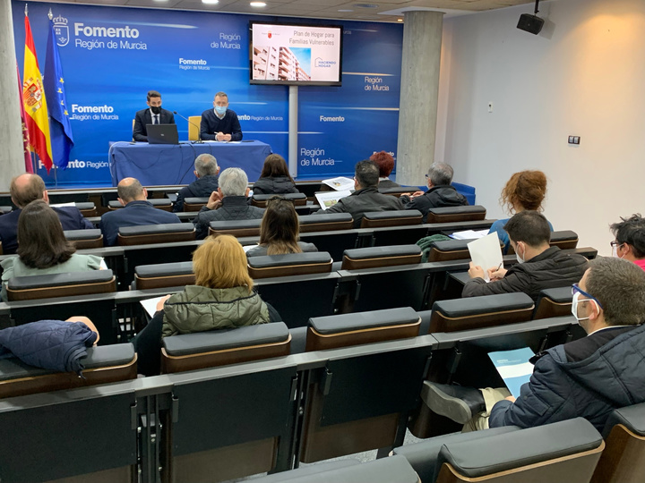 El director general de Vivienda, José Francisco Lajara, presenta a representantes de 11 Organización no Gubernamental las ayudas del `Plan de hogar para familias vulnerables´ (1)