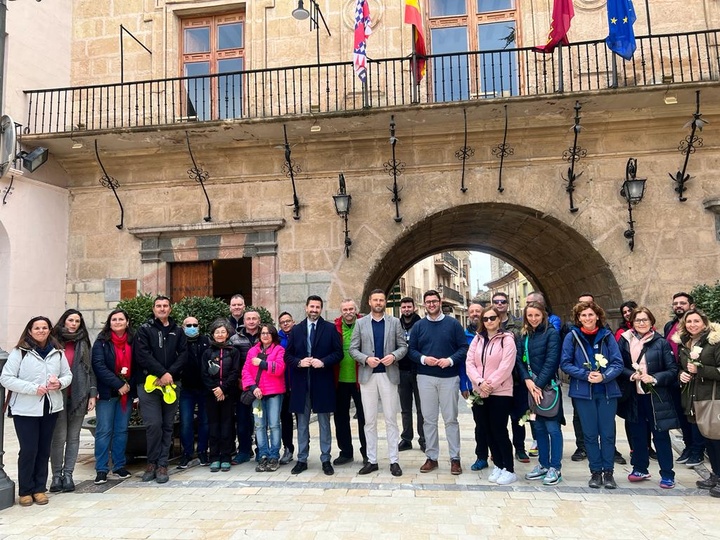 El director general de Unión Europea y el alcalde de Caravaca de la Cruz, junto a la delegación de Irlanda y Polonia que visitan las vías verdes de la Región
