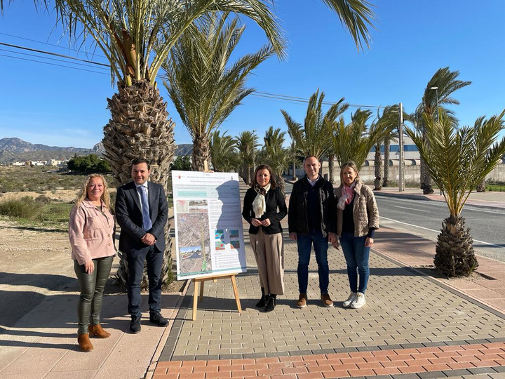 El director general de Territorio y Arquitectura, Jaime Pérez Zulueta, y la alcaldesa de Fortuna, Catalina Herrero, en la presentación de la ayuda concedida para la implementación de Soluciones Basadas en la Naturaleza (SBN) en el municipio