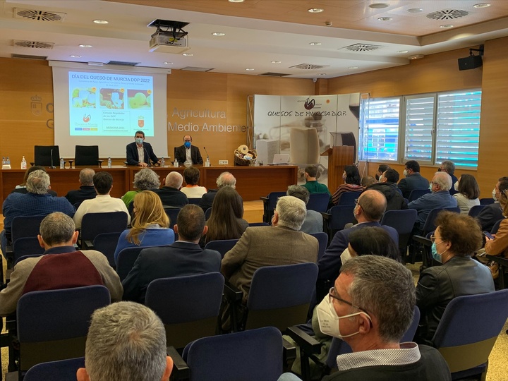 El consejero Antonio Luengo durante la presentación de la memoria anual de la Denominación de Origen Protegido Quesos de Murcia