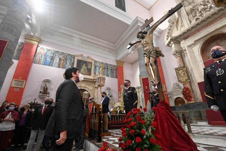 López Miras asiste al besapié del Cristo del Perdón, "una de las mañanas más emotivas de toda la Semana Santa"