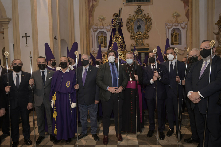 López Miras asiste al traslado de la imagen de Nuestro Padre Jesús Nazareno (2)