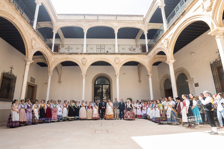 López Miras recibe a las Reinas de la Huerta y valora "el gran trabajo de las peñas"