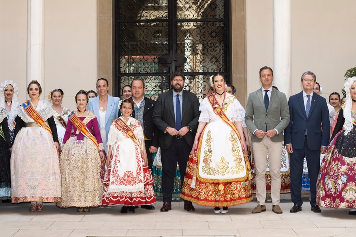 López Miras recibe a las Reinas de la Huerta (2)