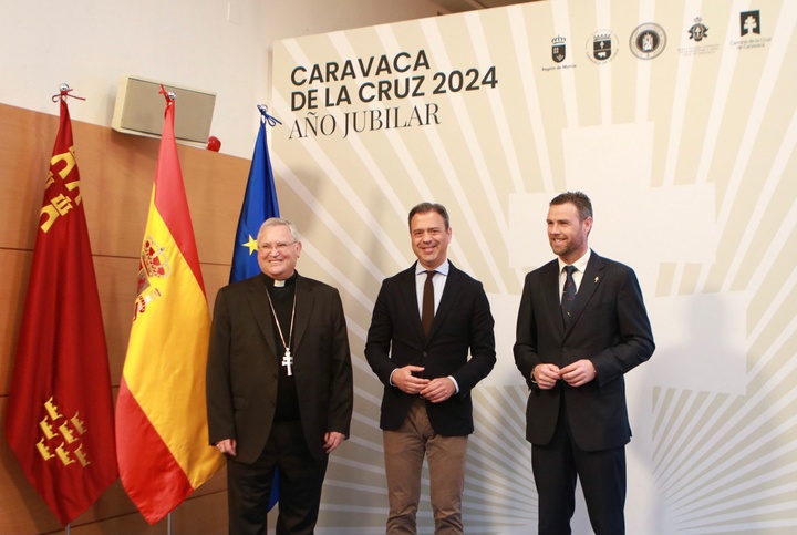 El consejero de Presidencia, Turismo, Cultura y Deportes, Marcos Ortuño, junto con el alcalde de Caravaca de la Cruz, José Francisco García, y el obispo de Cartagena, José Manuel Lorca Planes, durante la presentación del logotipo del Año Jubilar Caravaca.