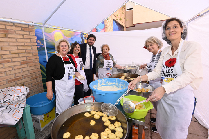 López Miras asiste en el barrio murciano de San Antón a la décima Fiesta de los Buñuelos (2)