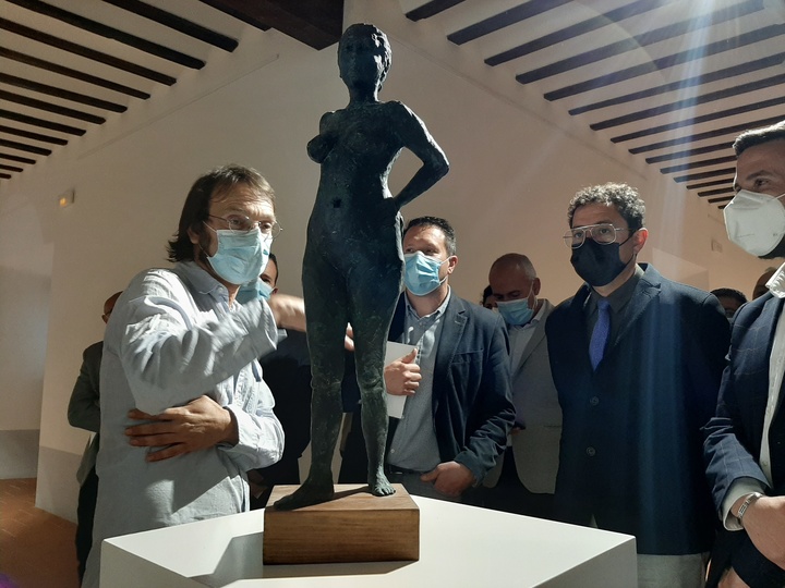 El pintor y escultor Manuel Páez explica una de sus obras que forma parte de la exposición al director general del Instituto de las Industrias Culturales y las Artes, Manuel Cebrián, y al alcalde de Mula, Juan Jesús Moreno