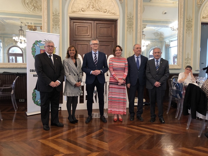 El consejero de Salud agradece a los 100 profesionales de Enfermería colegiados jubilados en 2021 su esfuerzo por ofrecer una atención de calidad