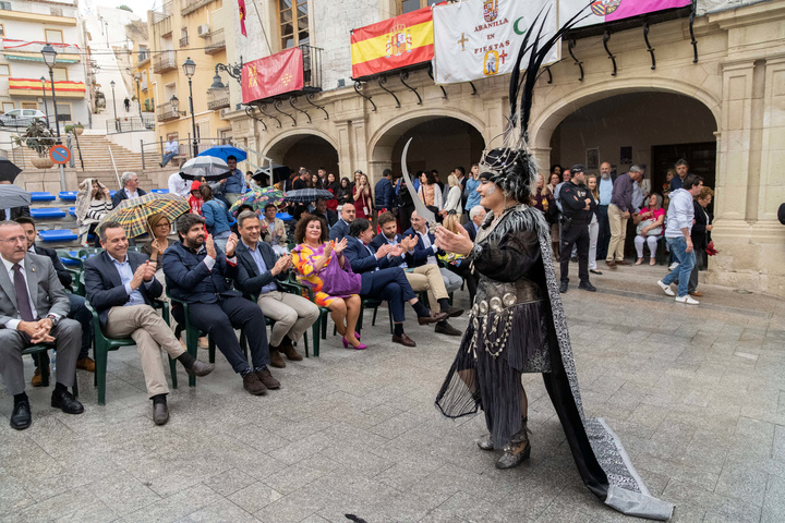 López Miras asiste al Gran Desfile-Parada de Kábilas y Mesnadas y anuncia que el Consejo de Gobierno trasladará su reunión a Abanilla el 12 de mayo (1)
