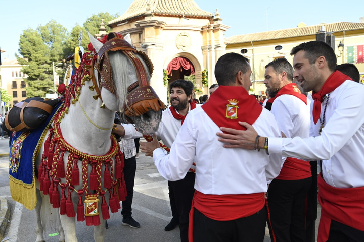 López Miras asiste a la tradicional Carrera de los Caballos del Vino de Caravaca de la Cruz (1)