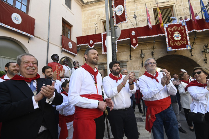 López Miras asiste a la tradicional Carrera de los Caballos del Vino de Caravaca de la Cruz (1)