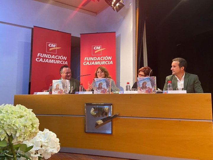 La Consejería de Educación homenajea la figura de Mari Trini con la edición de un libro biográfico ilustrado