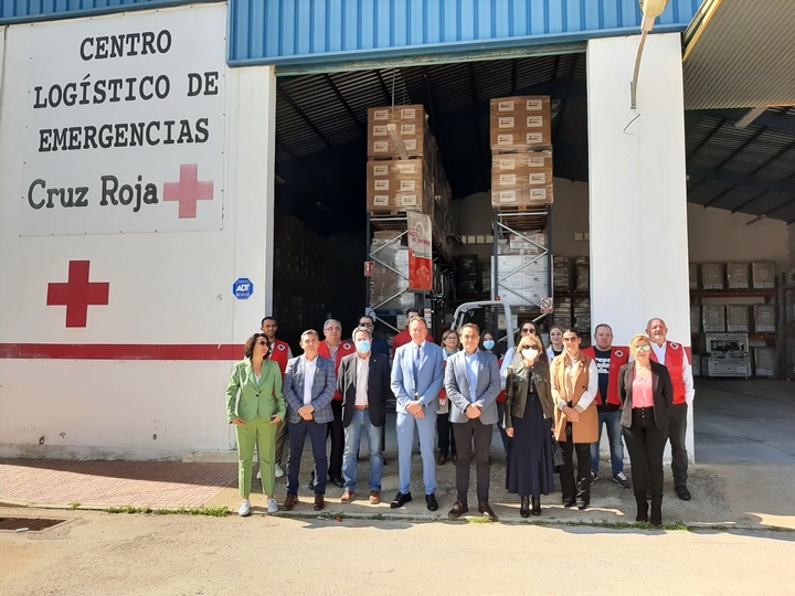 El consejero de Transparencia, Seguridad y Emergencias visita el almacén logístico de Cruz Roja