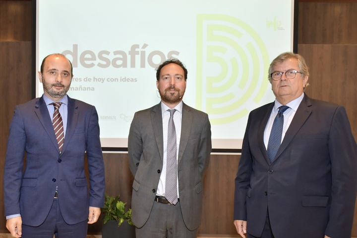 El director del Instituto de Fomento, Joaquín Gómez, junto al decano del Colegio de Economistas, Ramón Madrid, y el investigador principal del Real Instituto Elcano, Federico Steinberg