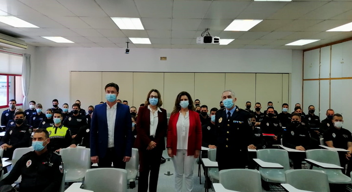 La directora general de Función Pública, Carmen María Zamora, inaugura el curso de formación de la Escuela de Formación e Innovación de la Administración Pública en el que participan casi medio centenar de aspirantes a los cuerpos de policía local de la Región