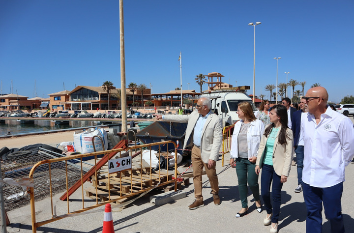 La alcaldesa de San Pedro del Pinatar, Visitación Martínez, la directora de Movilidad y Litoral, Marina Munuera, y el director del puerto deportivo Villas de San Pedro, Diego José López, durante las visita a las obras de renovación de la instalación portuaria