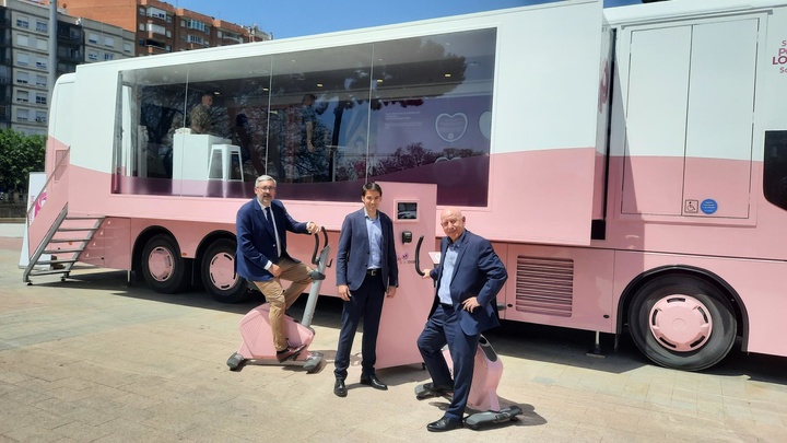 El secretario general de la Consejería (i) frente al autobús de la campaña itinerante impulsada por Interporc