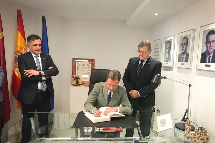 Ortuño elogia "el trabajo del Colegio de Economistas por la prosperidad de la Región" en la inauguración de la placa por su centenario