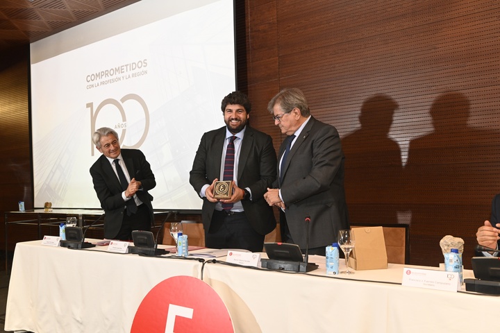 López Miras acompaña al Colegio de Economistas en el acto por su centenario (2)