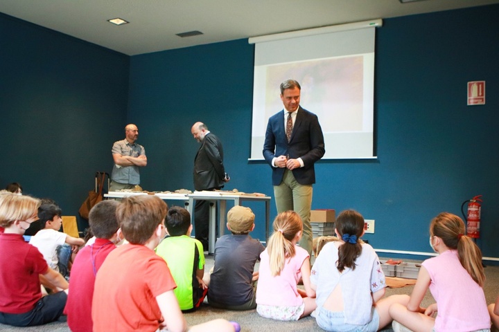 El consejero Ortuño, durante su visita al Museo Arqueológico de Murcia