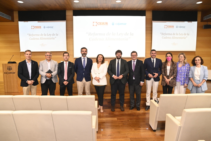 López Miras dice "sí" a una Ley de Cadena Alimentaria, "pero no a la actual, porque sume en la incertidumbre al sector primario"