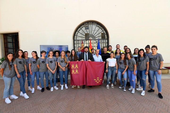 López Miras recibe al Alhama tras su "histórico" ascenso a Primera y afirma que 2022 es un "año de oro para nuestro deporte"