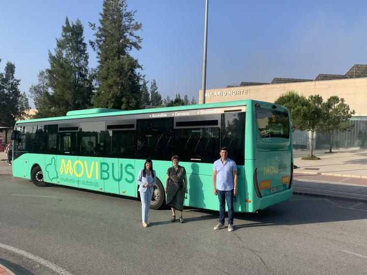 La directora general de Movilidad y Litoral, Marina Munuera, la vicerrectora de Planificación de la Universidad de Murcia (UMU), Belén López, y el coordinador de Campus e Infraestructuras, Antonio Carrasco, en la parada de Movibus del Aulario Norte del Campus de Espinardo