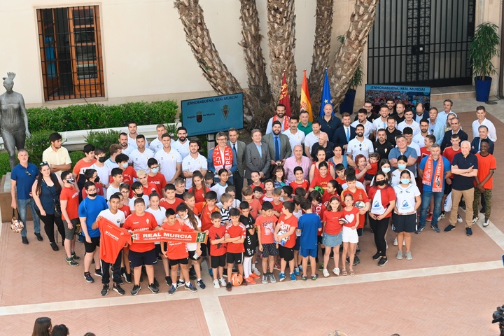 López Miras recibe a la plantilla del Real Murcia y recuerda "a todos los que se movilizaron cuando vieron peligrar el club"