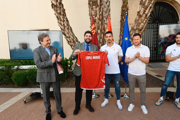 López Miras recibe al Real Murcia por su ascenso a Primera RFEF (2)
