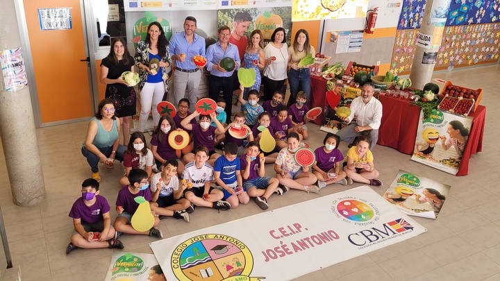 El consejero Antonio Luengo, durante su vista al colegio 'José Antonio' de Fuente Álamo, en el que se ha presentado la campaña de fruta escolar