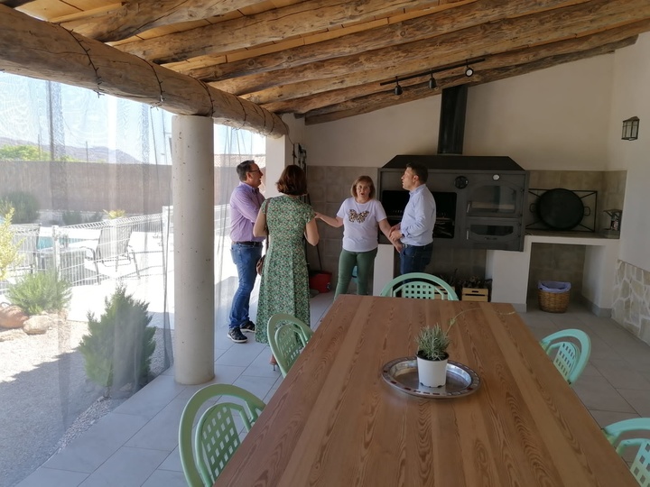 El director general de la Política Agraria Común, Juan Pedro Vera, durante su visita a la Casa Rural Chirreas, en Caravaca de la Cruz, acondicionada con fondos Leader