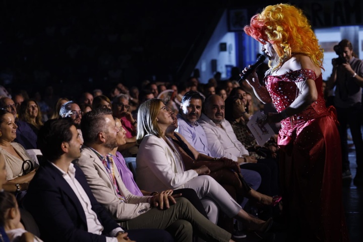 Isabel Franco asiste al VI Concurso nacional de Drag Queen