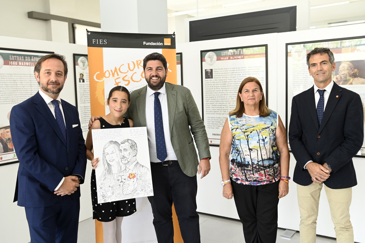 López Miras, durante la entrega de premios del concurso infantil '¿Qué es un rey para ti?' (2)