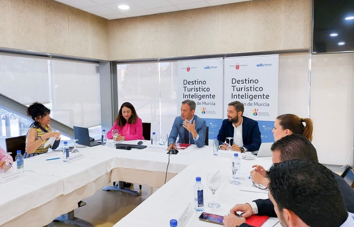 El consejero de Presidencia, Turismo, Cultura y Deportes, Marcos Ortuño, durante la constitución de la Mesa de Destinos Turísticos Inteligentes de la Región de Murcia