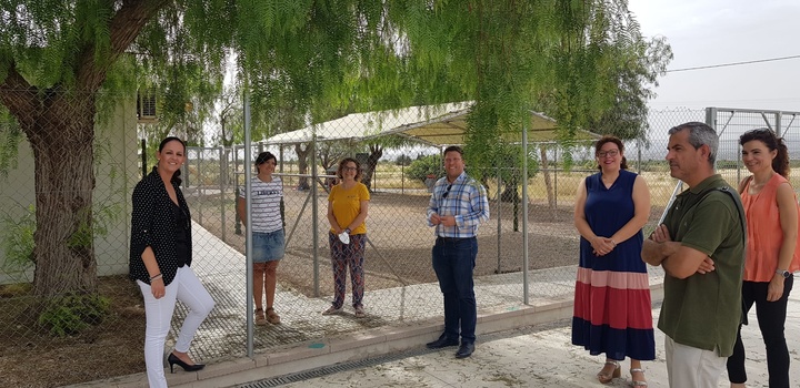 El director general de la Política Agraria Común, Juan Pedro Vera, durante su visita a la pista polideportiva de la pedanía de Los Almagros