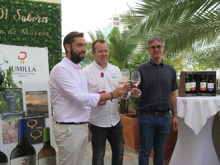 El director del Instituto de Turismo de la Región de Murcia, Juan Francisco Martínez (i), Pablo González-Conejero, chef de Cabaña-Buenavista ©, y Silvano García, presidente del Consejo Regulador de la Denominación de Origen Protegida Vinos de Jumilla