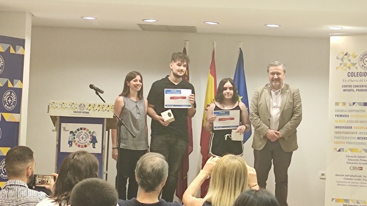 Entrega del segundo premio del Concurso Nacional de Infografía a dos estudiantes del Colegio Herma