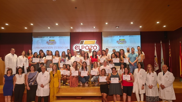 La directora del Servicio de Empleo y Formación entrega los diplomas de un curso de El Pozo en el que todos los alumnos cuentan con un contrato laboral