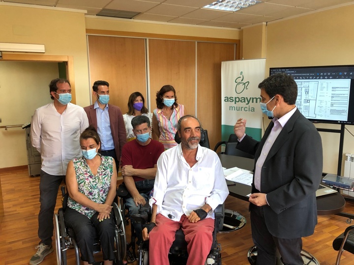 El consejero de Fomento e Infraestructuras, José Ramón Díez de Revenga, y el presidente de Aspaym, José Gracia, acompañado con su equipo durante la reunión en la sede de la Organización no Gubernamental en la que han hablado de la cesión del solar para la construcción de viviendas adaptadas a personas con discapacidad