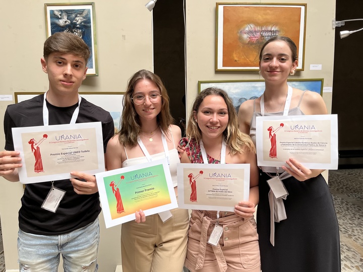 Imagen de la alumna del Instituto de Enseñanza Secundaria Los Albares de Cieza que recibió el primer premio, junto a otros galardonados en el II Congreso 'Urania' de Jóvenes Investigadores