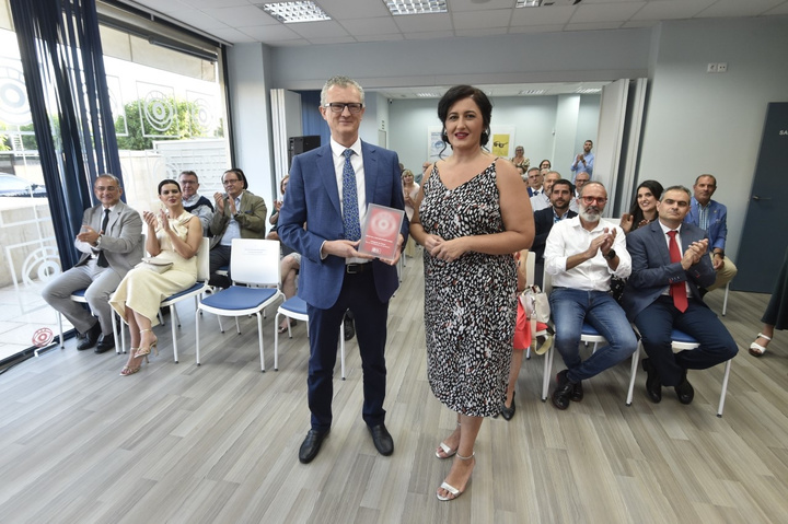 El consejero de Salud, nombrado colegiado de honor por los ópticos-optometristas de la Región de Murcia