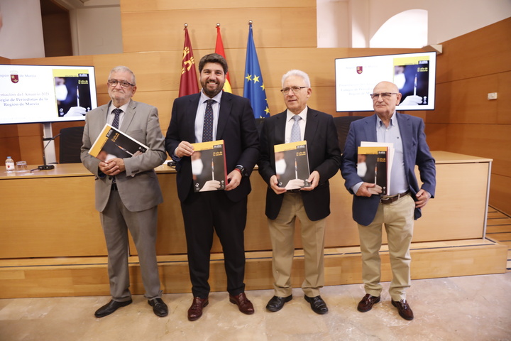 López Miras afirma durante la presentación del anuario de los periodistas que la pandemia "nos ha enseñado el valor añadido de una información rigurosa"