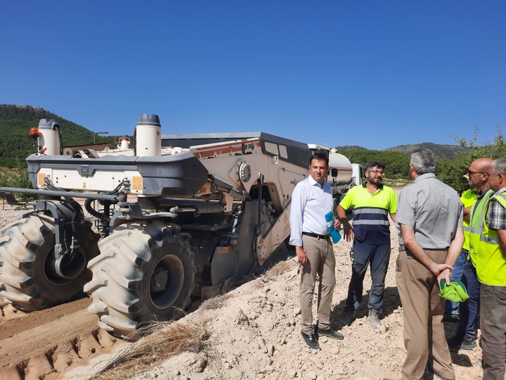 El director general del Agua, José Sandoval (1i), durante su visita a las obras que se desarrollan en el camino rural de El Poleo, en Bullas