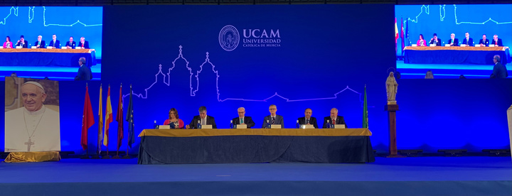 El consejero de Salud apadrina la graduación de los alumnos de Medicina, Odontología y Psicología de la UCAM (2)