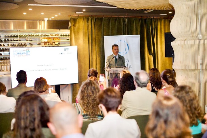 El consejero de Presidencia, Turismo, Cultura y Deportes, Marcos Ortuño, interviene en el acto celebrado en Madrid con empresas del sector MICE de la región y asociaciones profesionales