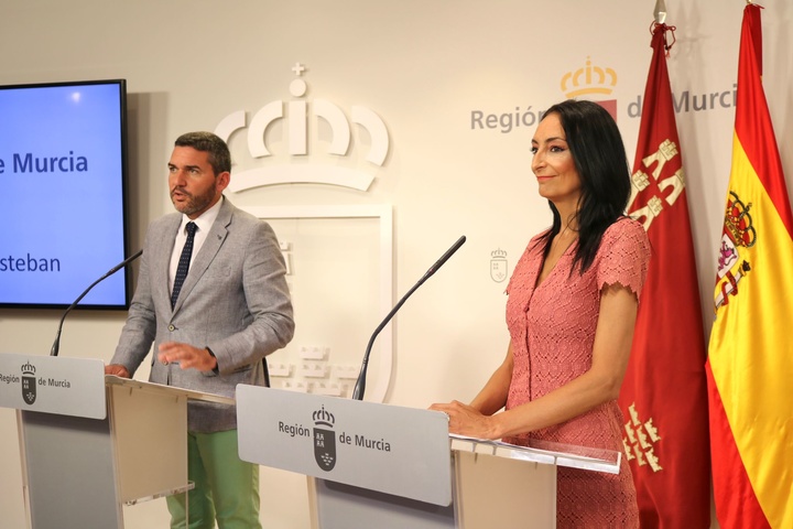 El consejero Antonio Luengo, junto a la consejera portavoz Valle Miguélez, explica los detalles del proyecto de ley en la rueda de prensa posterior al Consejo de Gobierno